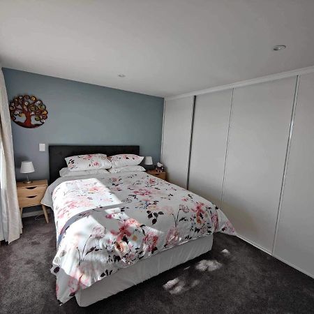 Fully Renovated Hillside Apartment Close To City Крайстчърч Екстериор снимка