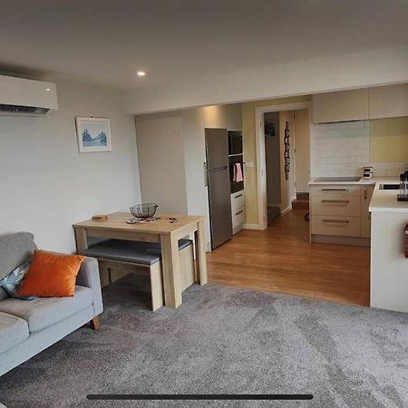 Fully Renovated Hillside Apartment Close To City Крайстчърч Екстериор снимка