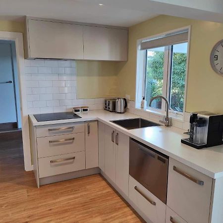 Fully Renovated Hillside Apartment Close To City Крайстчърч Екстериор снимка