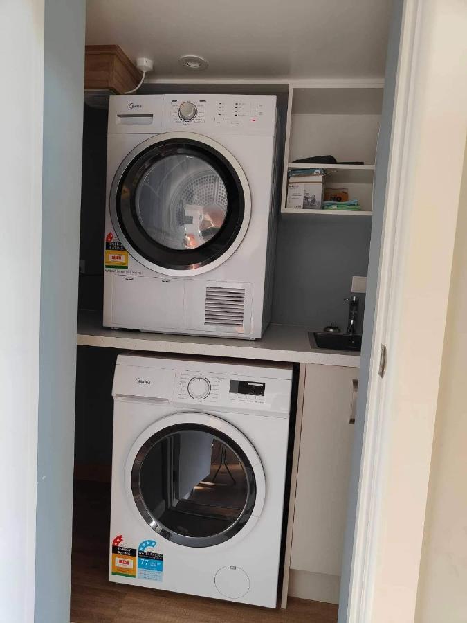 Fully Renovated Hillside Apartment Close To City Крайстчърч Екстериор снимка