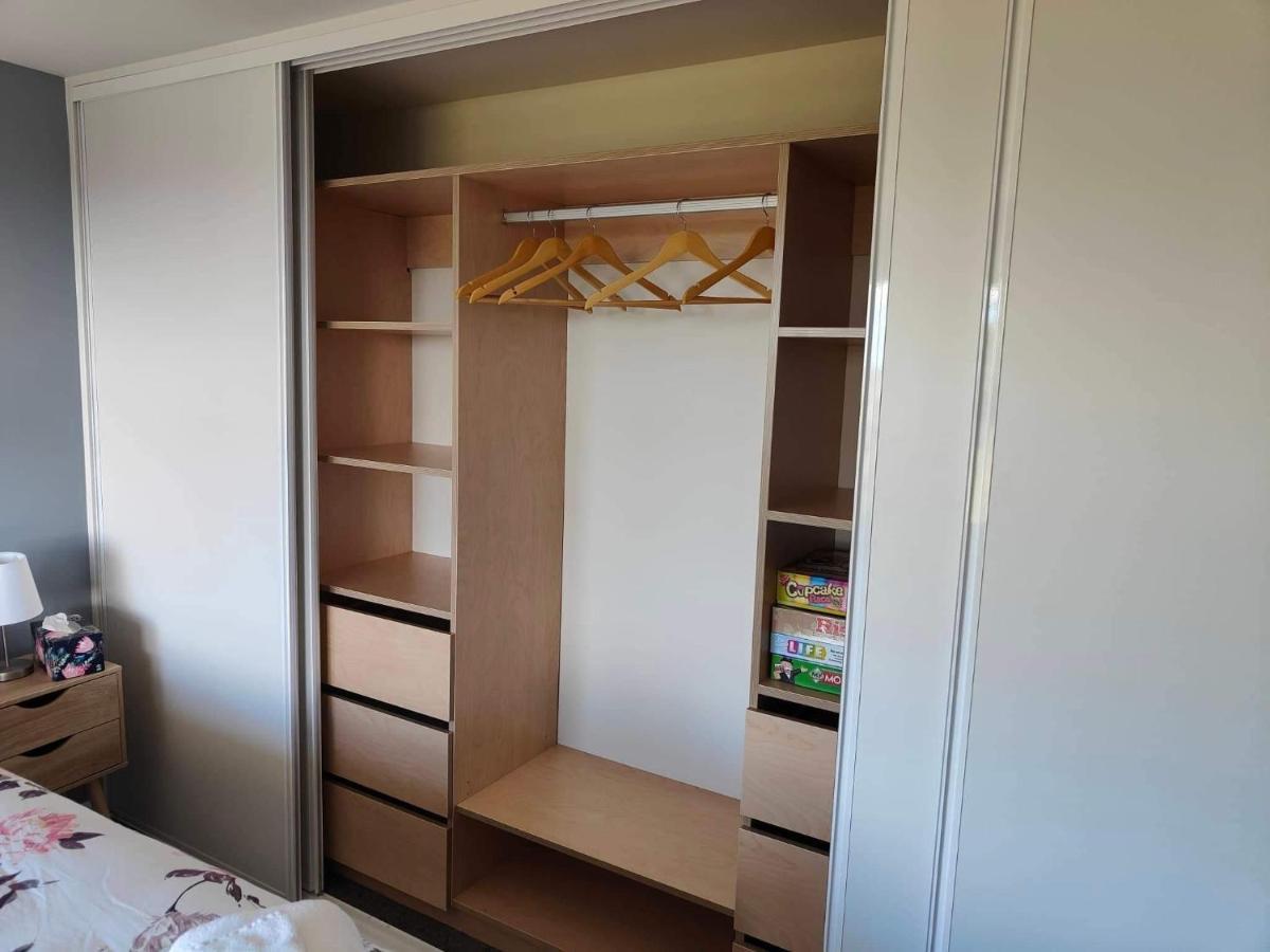 Fully Renovated Hillside Apartment Close To City Крайстчърч Екстериор снимка