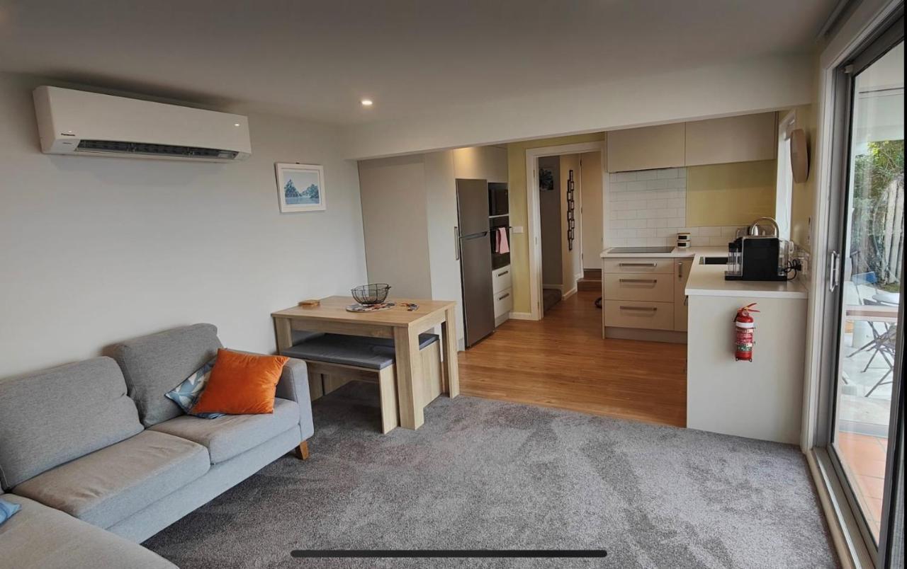 Fully Renovated Hillside Apartment Close To City Крайстчърч Екстериор снимка