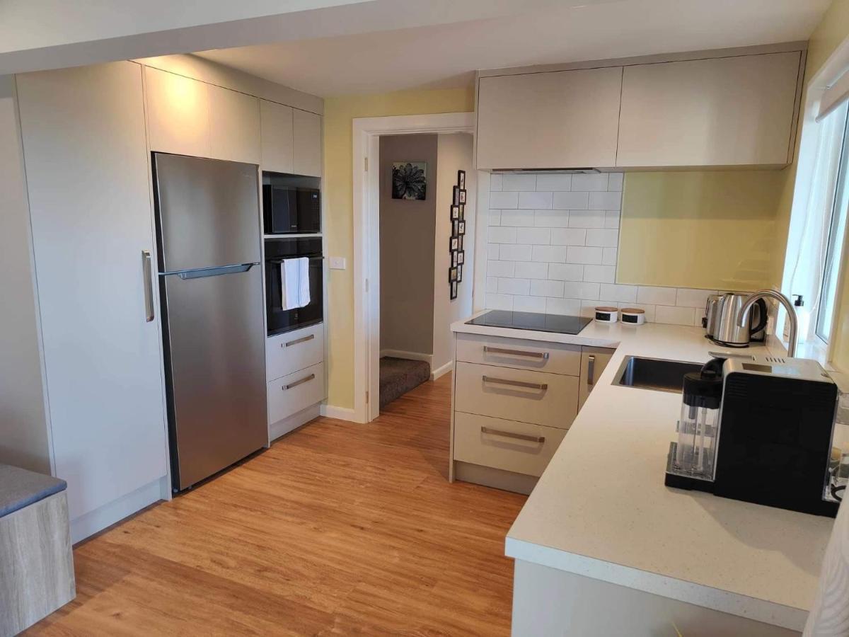 Fully Renovated Hillside Apartment Close To City Крайстчърч Екстериор снимка